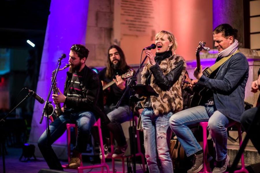 Ana Opačak i Jukebox live band zabavljali Splićane na Pjaci uoči dodjele Porina