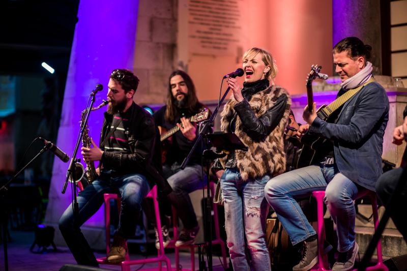Ana Opačak i Jukebox live band zabavljali Splićane na Pjaci uoči dodjele Porina