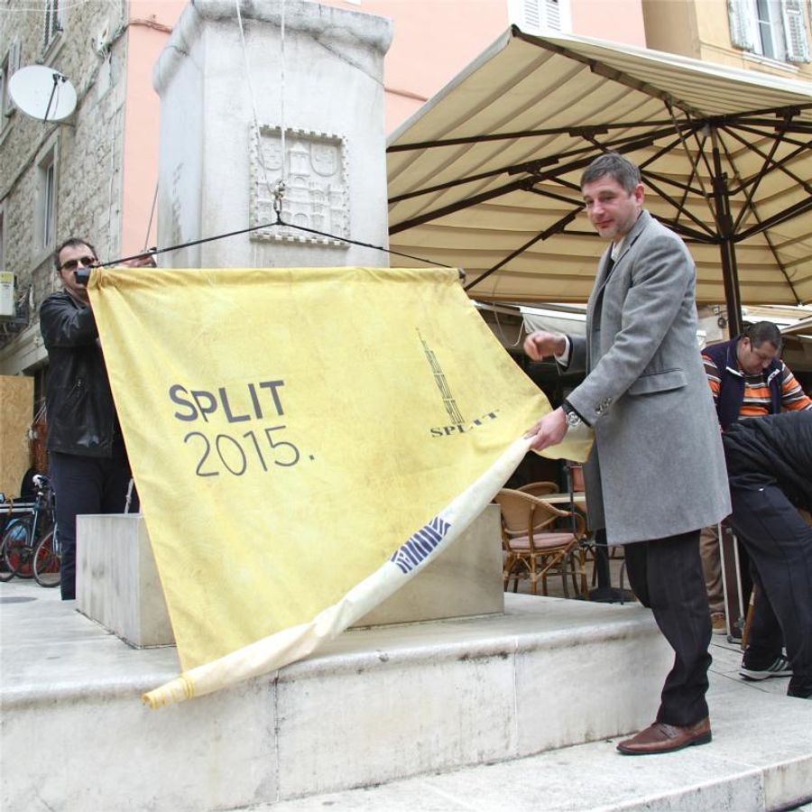 Marijan Ban i dogradonačenik Splita otvorili Tjedan Porina dizanjem zastave na Pjaci